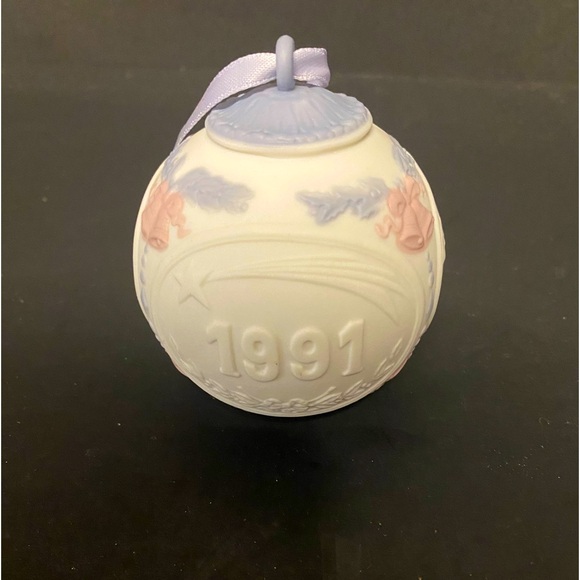 LLADRO 1991 Porcelain Christmas Ball. Retired - Picture 1 of 9